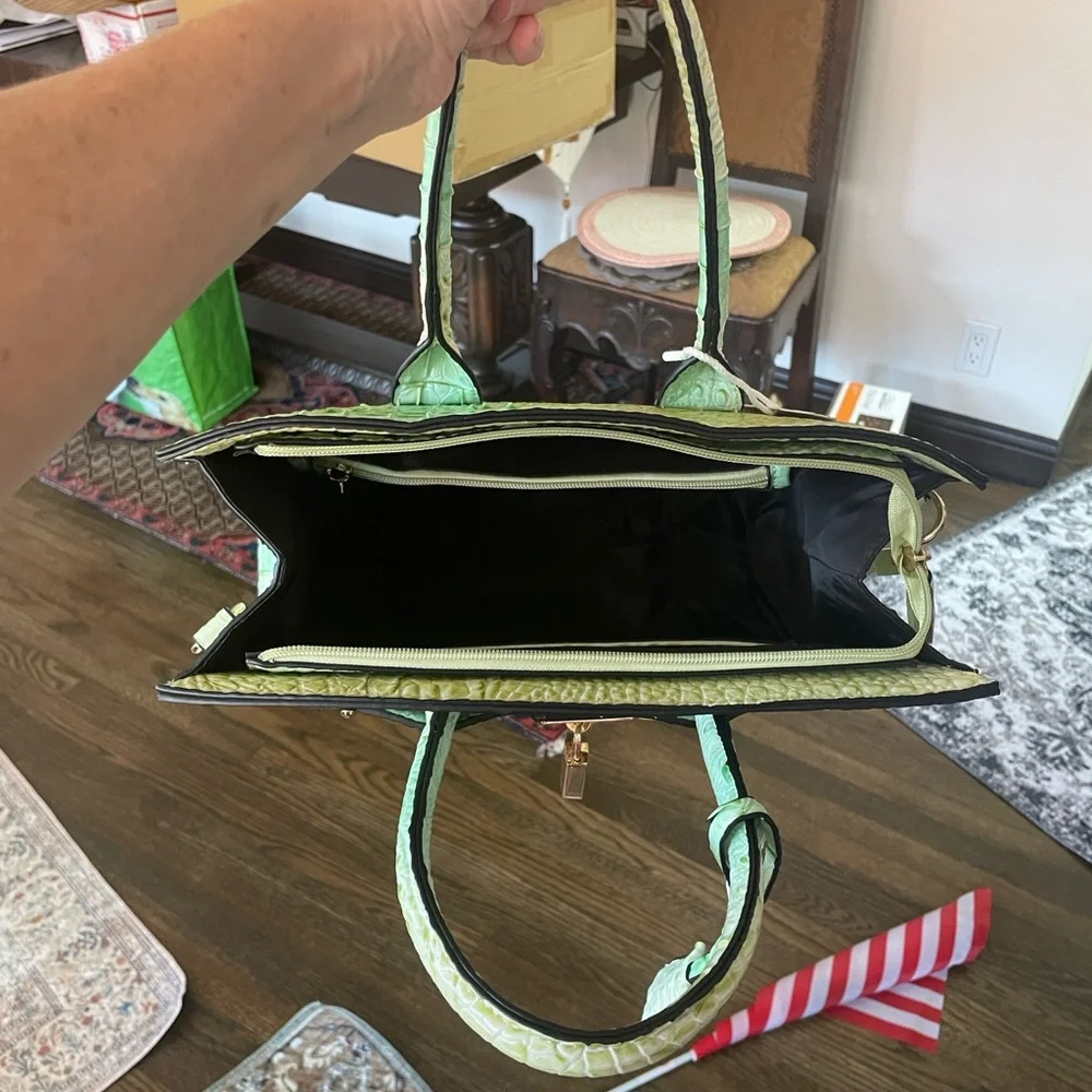 Stunning faux Alligator Non Designer Bag NWT - Picture 3 of 9